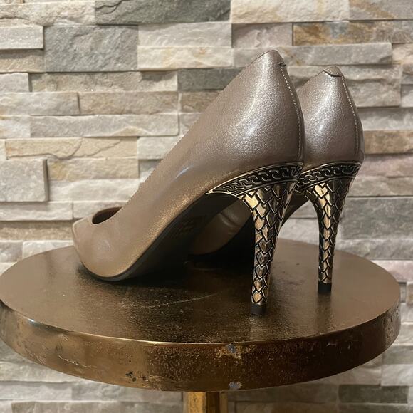J.Renéé Maressa Heel 7W Pearl Patent Taupe | Metallic Filigree Stiletto NIB Pump - Picture 3 of 14